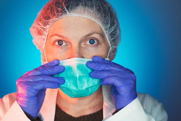 Dokter Bedah Wanita Mengenakan Masker Bedah Pelindung Sebelum Operasi Ruang — Stok Foto