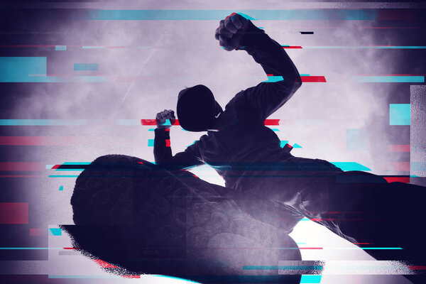 Насилие и преступность на улицах, эффект цифрового глюка, жертву избивает и грабит агрессивный насильник в куртке в капюшоне, повская перспектива
