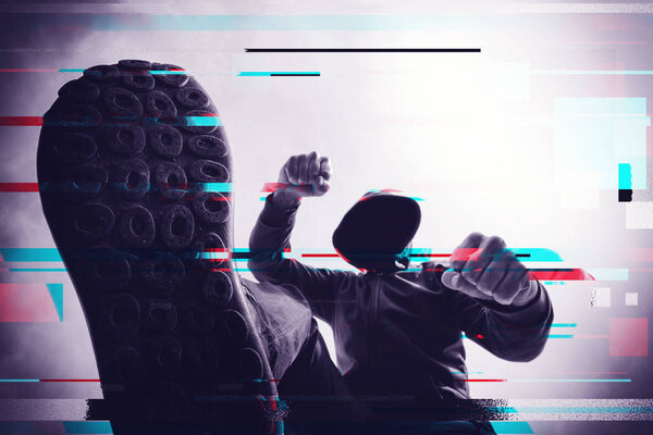 Насилие и преступность на улицах, эффект цифрового глюка, жертву избивает и грабит агрессивный насильник в куртке в капюшоне, повская перспектива
