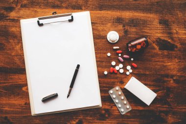 Tıp doktoru Ofis Masası not defteri Pano ve reçeteli ilaçlarla havai görünümü