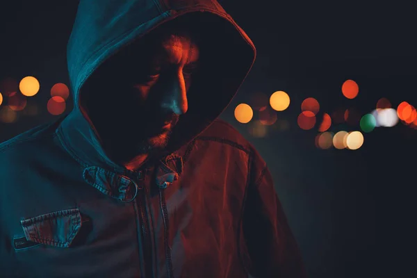 Holigan Kentsel Çevre Şehrin Sokaklarında Geceleri Kapşonlu Erkek Kişinin Düşük — Stok fotoğraf