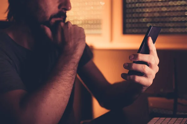 Hombre Con Teléfono Inteligente Interior Oficina Casa Freelancer Que Utiliza — Foto de Stock