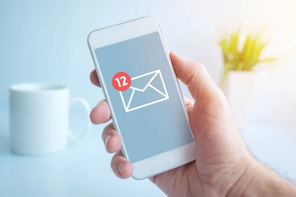 Nieuwe Tekstberichten Kennisgeving Smartphone Scherm Mannenhand Selectieve Aandacht — Stockfoto