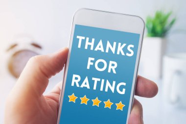 Erkek el smartphone ekranda derecelendirme iletisi için teşekkür ederiz. Müşteri Servisi anket geri bildirim kavramı.