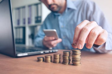 Mali ve bütçeleme, işadamı istifleme Ofis Masası üzerinde paralar