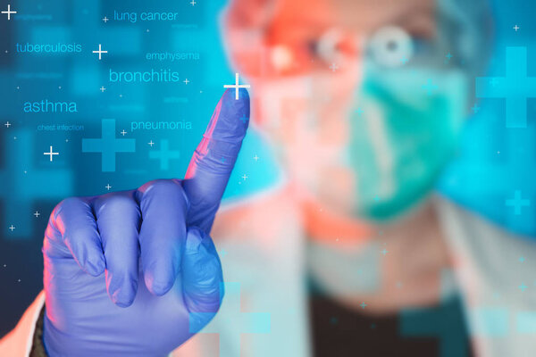 Профессионал пульмонолога в больнице. Портрет женщины-специалиста по лечению таких заболеваний легких, как астма, бронхит, пневмония, туберкулез, эмфизема и инфекции груди
.