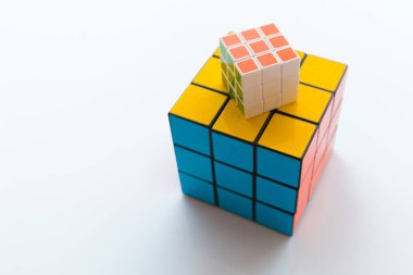 Novi Sad, Sırbistan - 26 Mayıs 2018: iki Rubik küpleri, orjinal adıyla MAGIC cube, icat edildi bir Macar heykeltıraş ve mimari Erno Rubik tarafından 1974'te. Açıklayıcı yazı işleri.