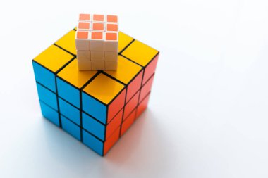 Novi Sad, Sırbistan - 26 Mayıs 2018: iki Rubik küpleri, orjinal adıyla MAGIC cube, icat edildi bir Macar heykeltıraş ve mimari Erno Rubik tarafından 1974'te. Açıklayıcı yazı işleri.