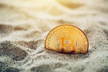 Tek bitcoin cryptocurrency sikke kum, kavramsal görüntü kripto incelemesi için gömülü ve yeni hazineleri metafor, seçici odak bulundu