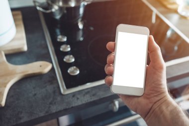 Şeylerin Internet, smartphone alay kadar ekran erkek elinde. Akıllı ev mutfak aletleri cep telefonu ile bağlanıp bu veri alış verişi