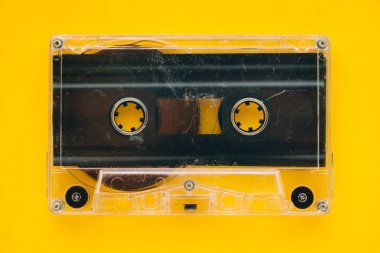Sarı arka plan, retro vintage teknoloji üzerinde ses Kaset