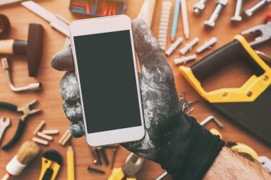 Tamirci, boş ekran ile cep telefonu tutan tamirci için akıllı telefon uygulaması. Alan metin veya bakım çalışmaları uygulama iletisi üstten görünüm Kopyala