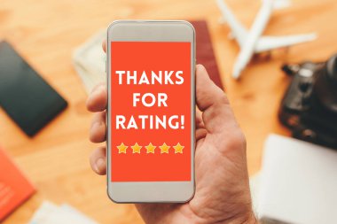 Erkek el smartphone ekranda derecelendirme iletisi için teşekkür ederiz. Müşteri Servisi anket geri bildirim kavramı.