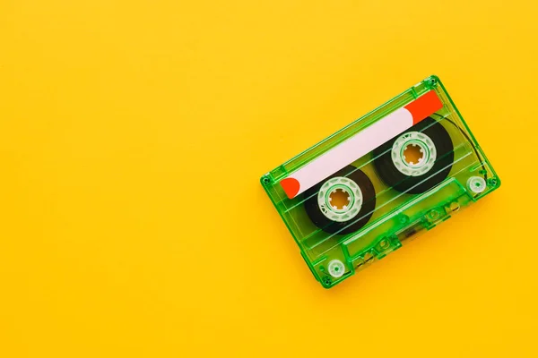 レトロ ビンテージ テクノロジーへの郷愁を感じてコピー スペースと黄色の背景のオーディオ カセット テープ — ストック写真