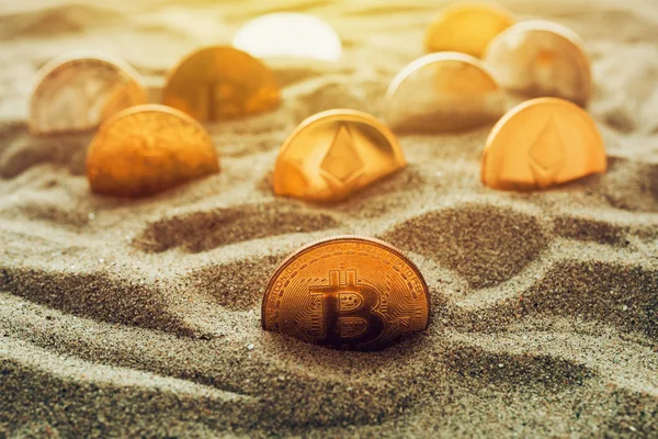 Cryptocurrency sikke kum, kavramsal görüntü kripto incelemesi için gömülü ve yeni hazineleri metafor, seçici odak bulundu