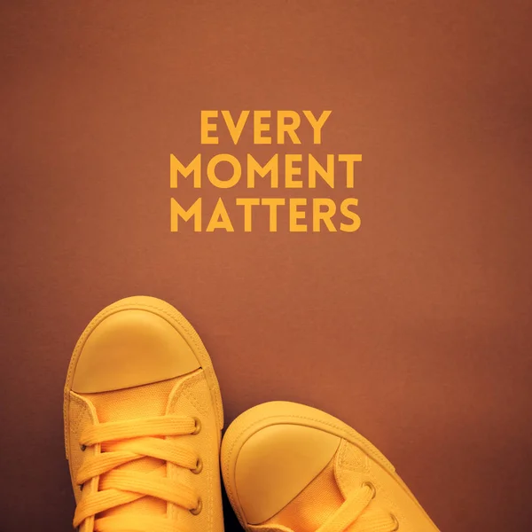 Каждый Момент Имеет Значение Мотивационные Цитаты Молодой Человек Повседневной Обуви — стоковое фото
