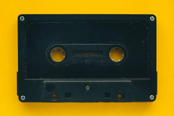 Audio Kazetu Žlutém Podkladu Retro Vintage Technologie — Stock fotografie
