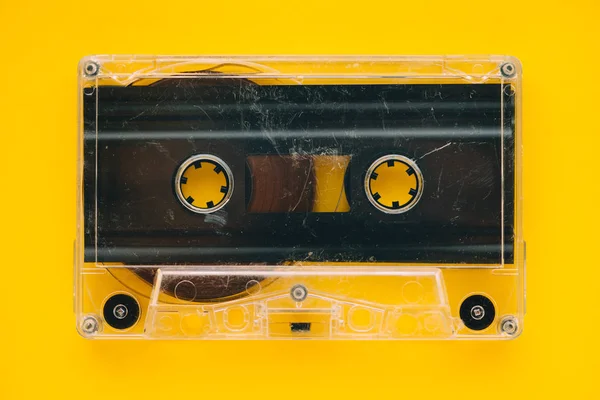 黄色の背景は レトロなヴィンテージ技術オーディオ カセット テープ — ストック写真