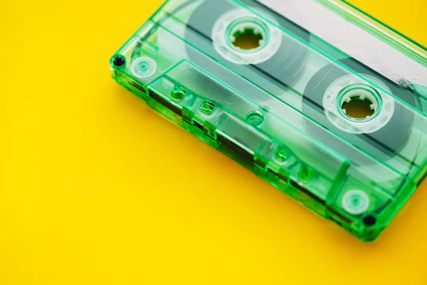 Nastro Audiocassetta Sfondo Giallo Tecnologia Vintage Retrò — Foto Stock