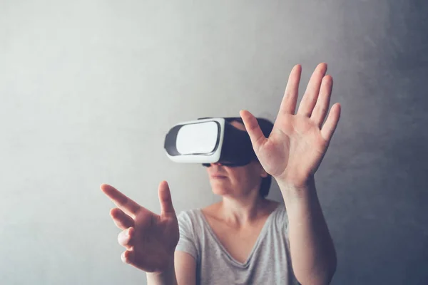 Жінка Занурена Віртуальну Реальність Жінка Використовує Сучасну Гарнітуру Щоб Випробувати — стокове фото