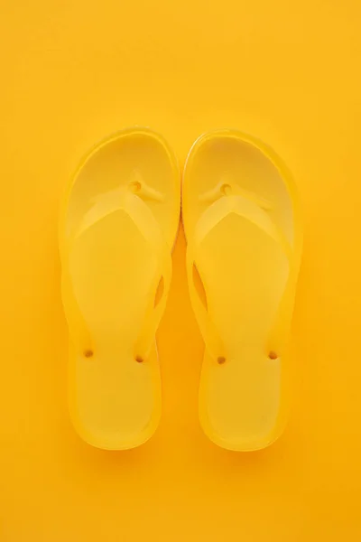 Ovanifrån Gul Flip Flops Par Samma Färgbakgrund Med Kopia Utrymme — Stockfoto