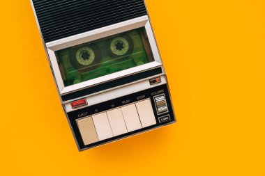 En iyi ses Kaset kaset çaların görünümünü kopya alanı, minimalist retro tarzı kompozisyon parlak sarı zemin üzerine