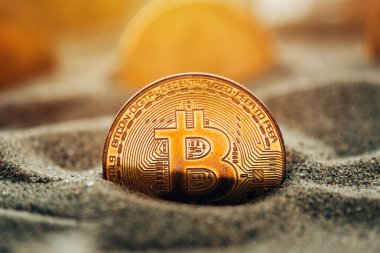 Bitcoin cryptocurrency sikke kum, kavramsal görüntü kripto incelemesi için gömülü ve yeni hazineleri metafor, seçici odak bulundu