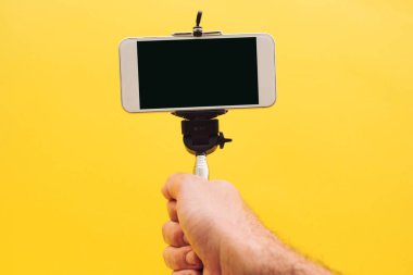 El ve selfie Stick, kopya alanı resimli olarak boş ekran smartphone