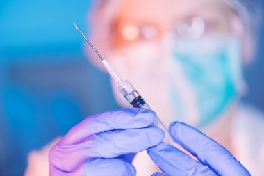 MMR aşısının konseptiyle tıbbi doktor ve hastane şırıngada