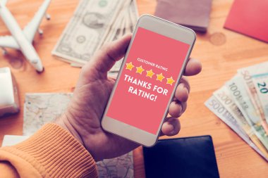 Erkek el smartphone ekranda derecelendirme iletisi için teşekkür ederiz. Müşteri Servisi anket geri bildirim kavramı.