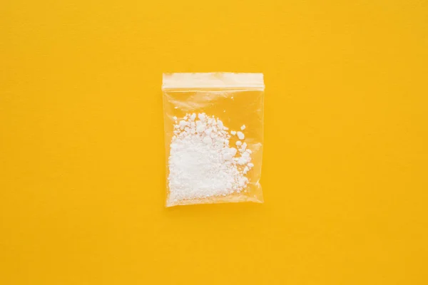 Droga Cocaína Bolsa Resellable Sobre Fondo Amarillo Brillante — Foto de Stock