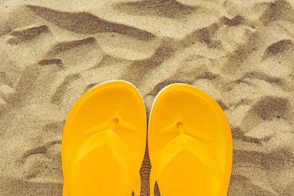 Gelbe Strandflip Flops Auf Sand Draufsicht — Stockfoto