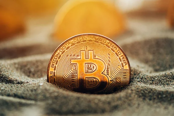 Bitcoin Cryptocurrency Munten Begraven Zand Conceptuele Afbeelding Voor Crypto Mijnbouw — Stockfoto