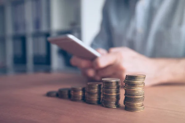 Empresario Usando Teléfono Inteligente Con Monedas Apiladas Primer Plano Primer —  Fotos de Stock