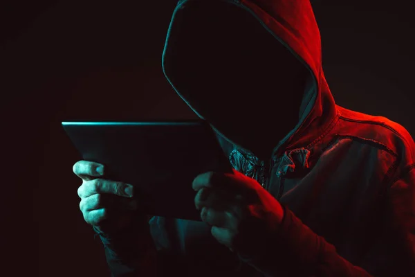 Wajah Pria Dengan Hoodie Memegang Komputer Tablet Ruang Gelap Biru — Stok Foto