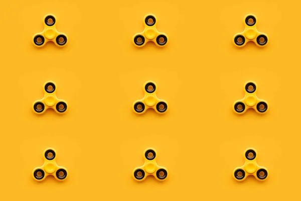Nahtloser Musterhintergrund Aus Gelbem Fidget Spinner Spielzeug Auf Gleichfarbigem Hintergrund — Stockfoto