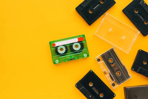 コピー スペース ミニマルな構成と明るい黄色の背景のオーディオ カセット テープの上から見る — ストック写真
