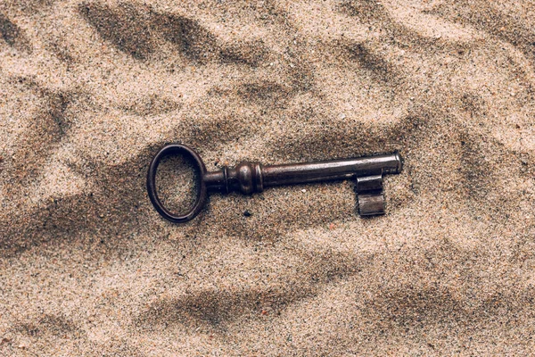 Παλιό Χαμένο Κλειδί Στην Άμμο Είναι Μια Ευκαιρία Που Βρέθηκαν — Φωτογραφία Αρχείου