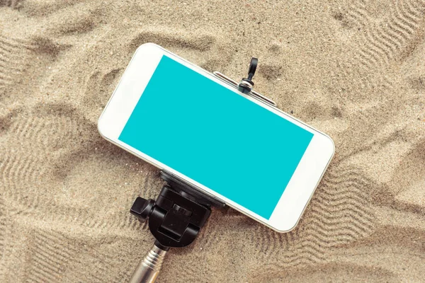Smartphone Sur Bâton Selfie Dans Sable Plage Écran Vierge Comme — Photo