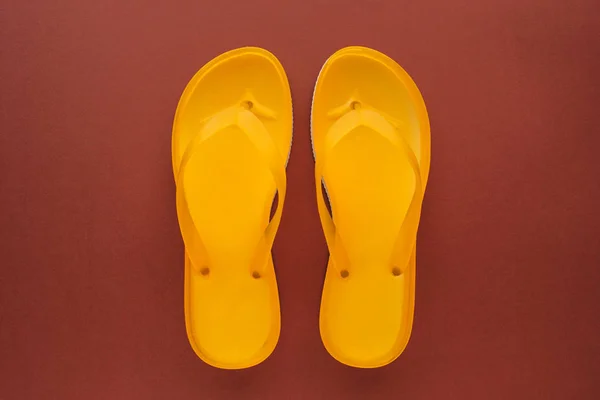 Yellow Beach Flip Flops Brown Background Top View — Stock Photo, Image