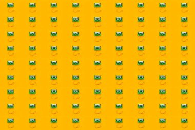 Dikişsiz desen arka planını ses kasetleri ile karışık kasette parlak sarı zemin, minimalist üstten görünüm kompozisyon