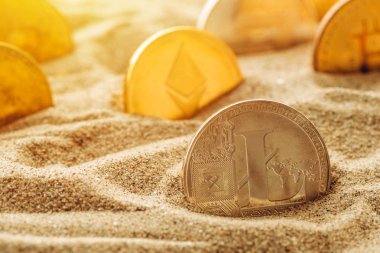 Kum, kavramsal görüntü için zaman test ayakta bulunmuş değerli cryptocurrency paralar Litecoin sikke gümüş.