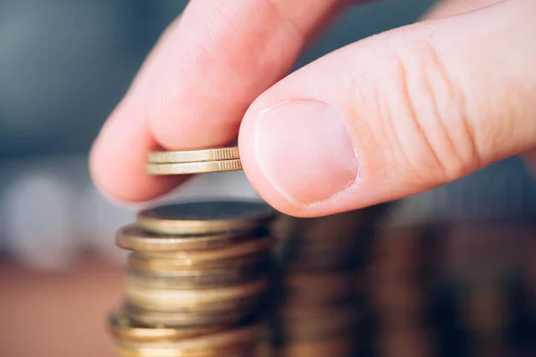 Großaufnahme Männlicher Hand Beim Stapeln Von Münzen Kostenersparnis Und Budgetkonzept — Stockfoto