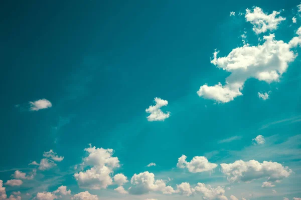 Ідеальне Блакитне Небо Білими Пухнастими Хмарами Сонячний День Красивий Мальовничий — стокове фото