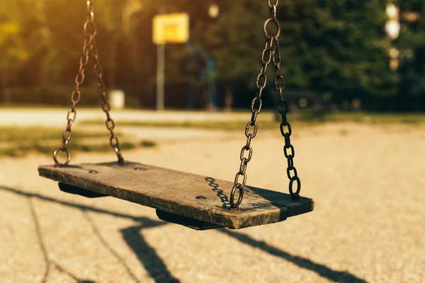 Velho Balanço Abandonado Parque Infantil Pela Manhã — Fotografia de Stock