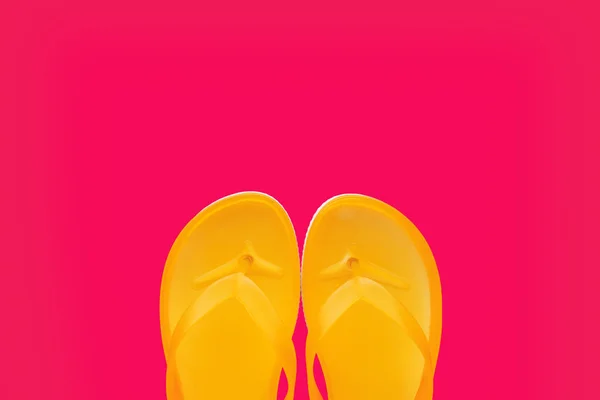 Gelbe Strandflip Flops Auf Neonrosa Hintergrund Draufsicht Mit Kopierraum — Stockfoto