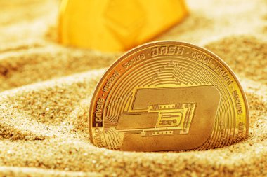 Kum, kavramsal görüntü zaman test ayakta bulunmuş değerli cryptocurrency paralar için Dash sikke gümüş.
