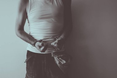 Çift ton görüntüyü duvara karşı kavramsal görüntü kelepçe ile tutuklu çete üyesi