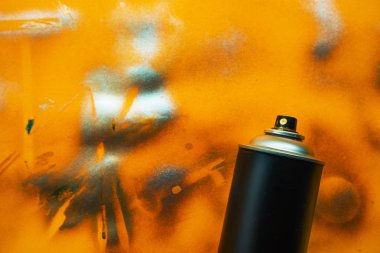 Graffiti sanat grunge sarı zemin üzerine siyah renk sprey olabilir