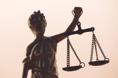 Bayan Adalet veya Justitia heykeli ile parlak arka plan ölçekte